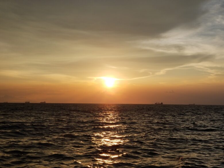 世界三大夕日 マニラ湾に沈む夕日を眺める モダンワンダラー